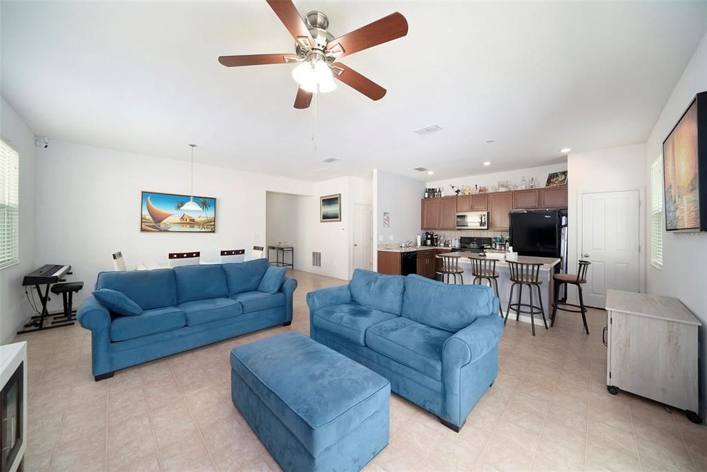 For Sale: $319,000 (3 beds, 2 baths, 1465 Square Feet)