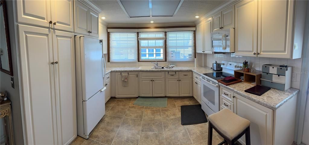 На продажу: $180,000 (2 спален, 2 ванн, 936 Квадратных фут)