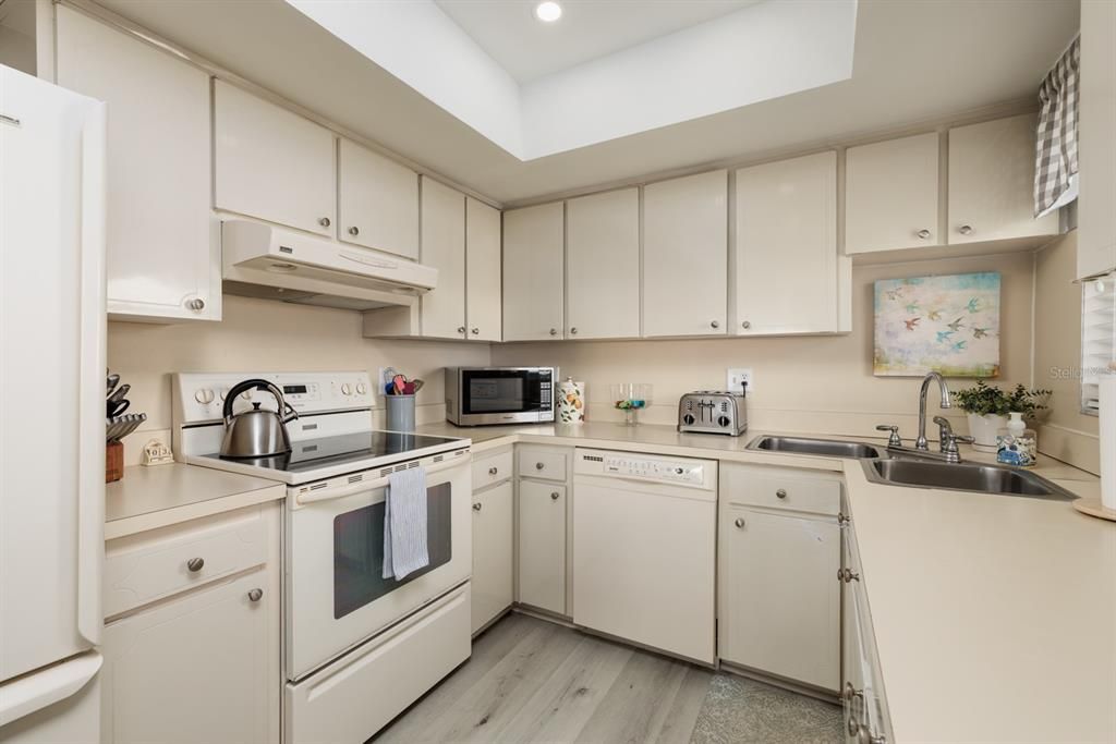 For Sale: $399,000 (2 beds, 2 baths, 1425 Square Feet)