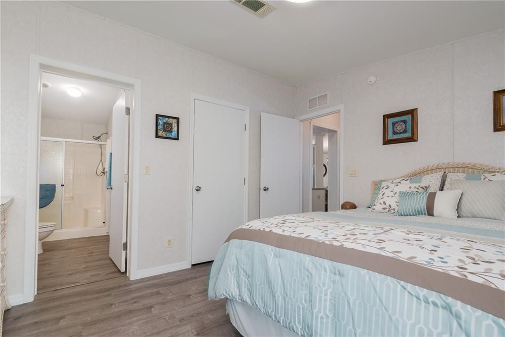 For Sale: $215,000 (2 beds, 2 baths, 1100 Square Feet)