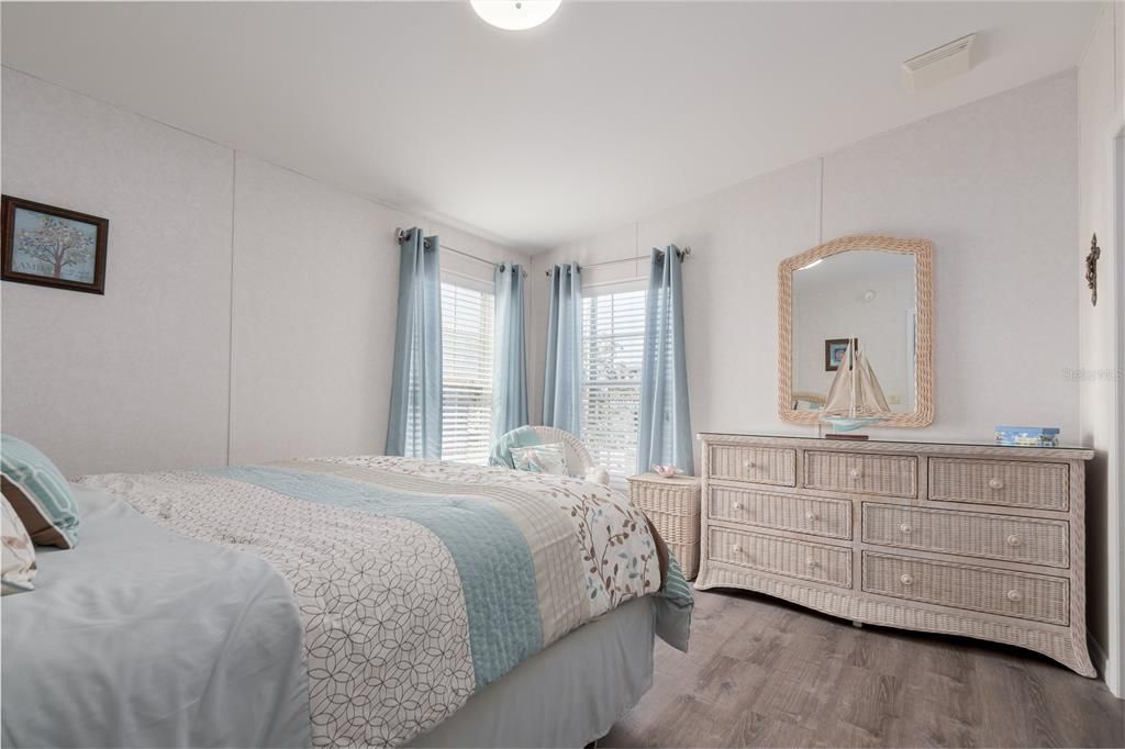 For Sale: $215,000 (2 beds, 2 baths, 1100 Square Feet)