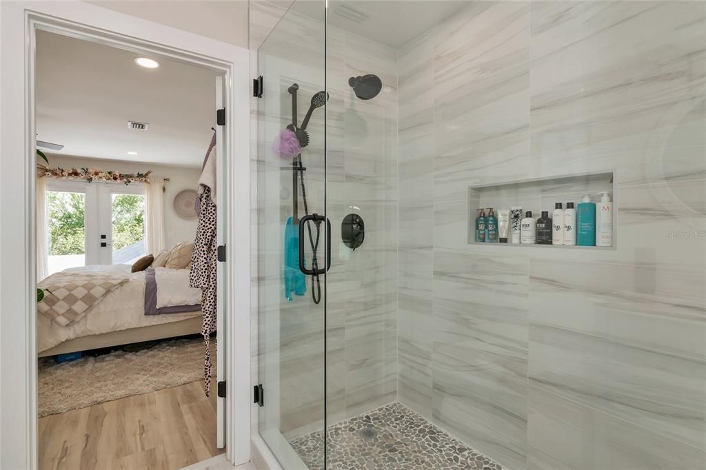 Под контрактом: $1,999,990 (4 спален, 3 ванн, 3800 Квадратных фут)