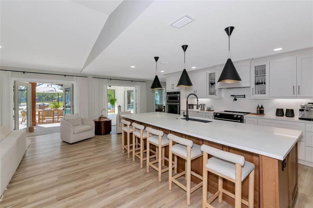 Под контрактом: $1,999,990 (4 спален, 3 ванн, 3800 Квадратных фут)