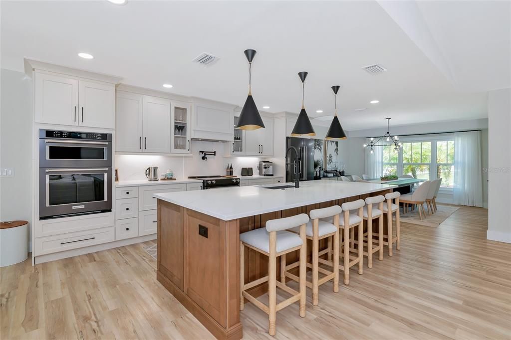 Под контрактом: $1,999,990 (4 спален, 3 ванн, 3800 Квадратных фут)