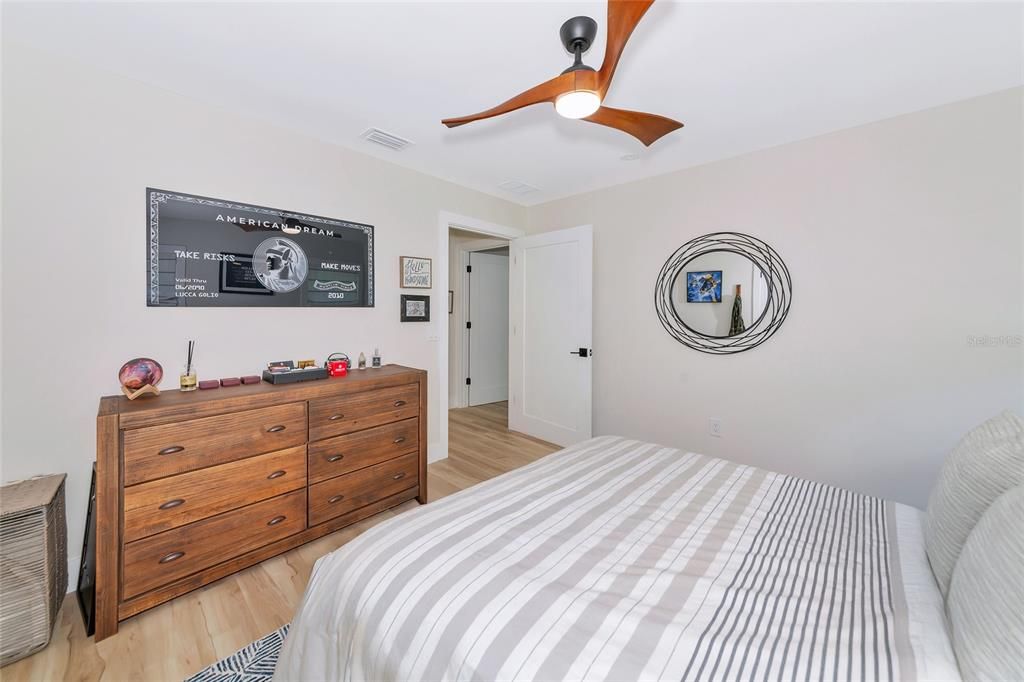 Под контрактом: $1,999,990 (4 спален, 3 ванн, 3800 Квадратных фут)