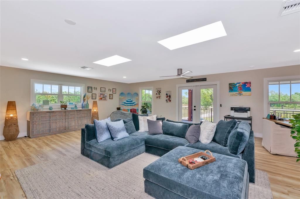 Под контрактом: $1,999,990 (4 спален, 3 ванн, 3800 Квадратных фут)