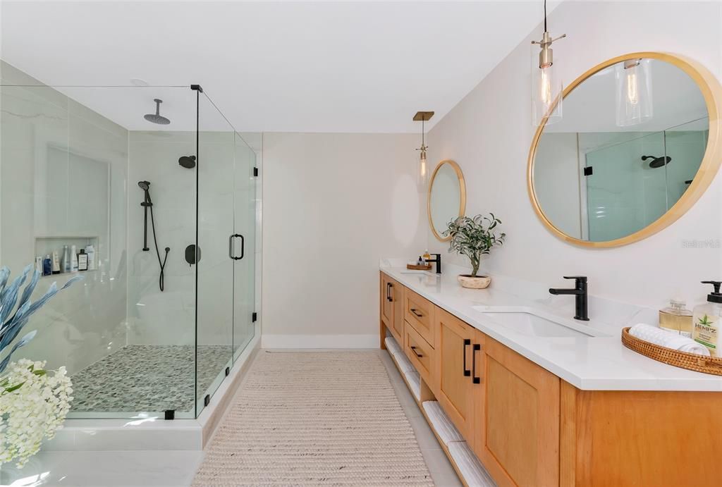 Под контрактом: $1,999,990 (4 спален, 3 ванн, 3800 Квадратных фут)