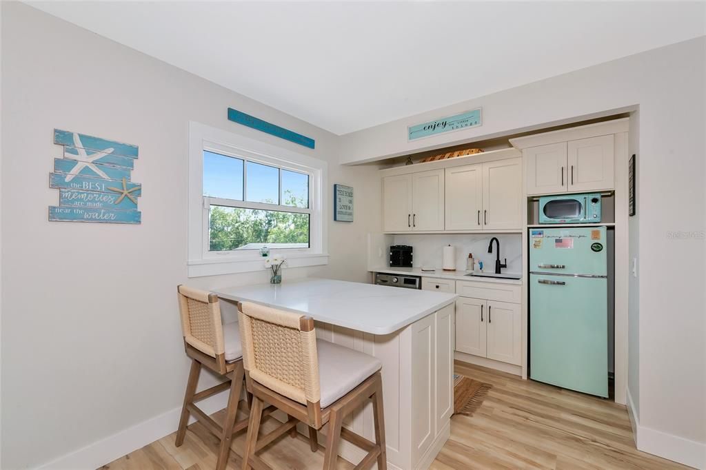 Под контрактом: $1,999,990 (4 спален, 3 ванн, 3800 Квадратных фут)