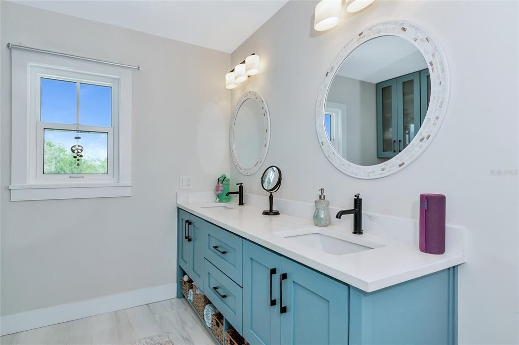 Под контрактом: $1,999,990 (4 спален, 3 ванн, 3800 Квадратных фут)