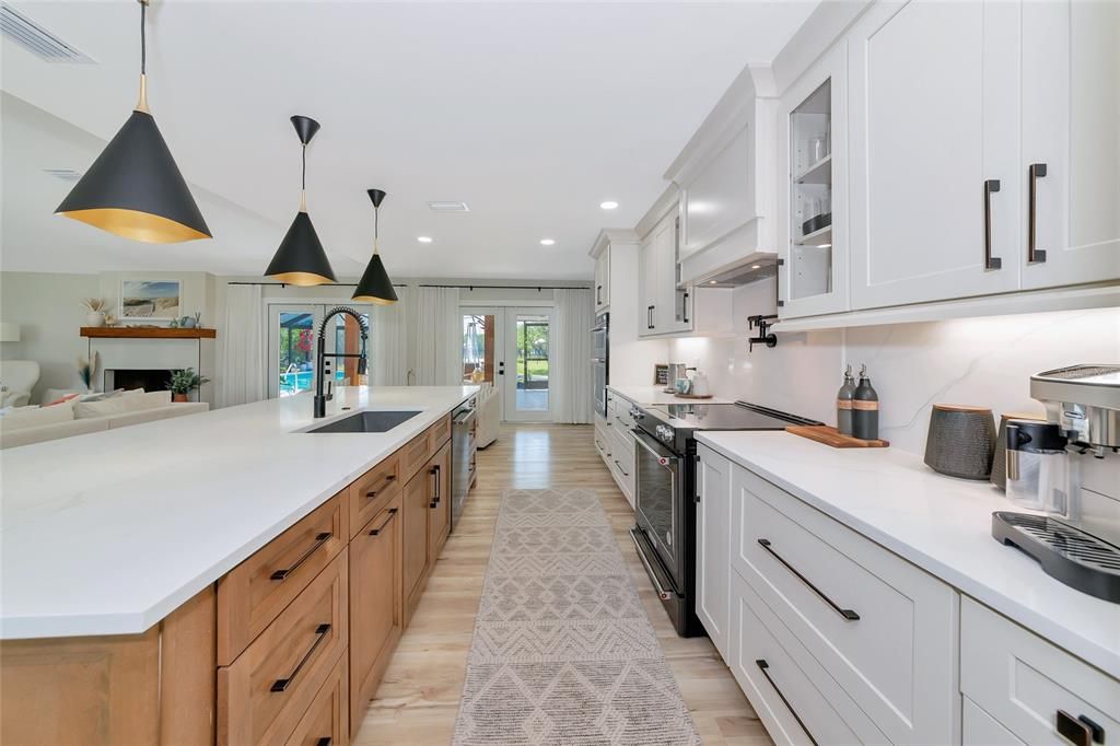 Под контрактом: $1,999,990 (4 спален, 3 ванн, 3800 Квадратных фут)