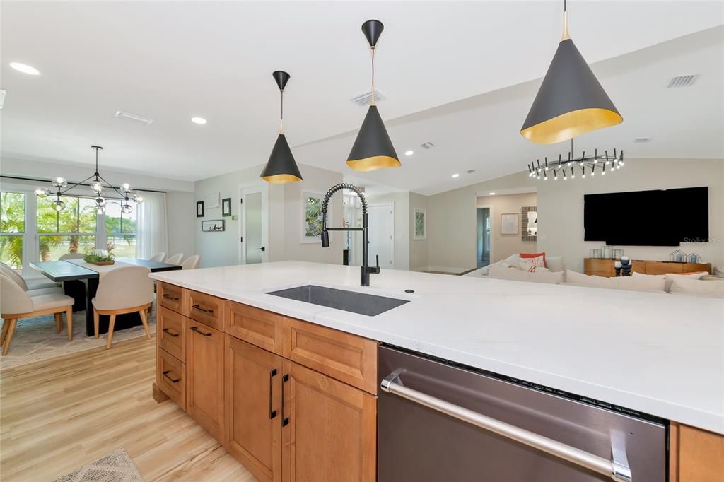 Под контрактом: $1,999,990 (4 спален, 3 ванн, 3800 Квадратных фут)