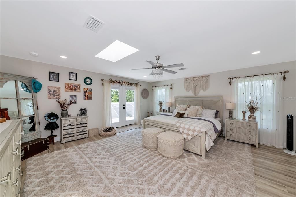 Под контрактом: $1,999,990 (4 спален, 3 ванн, 3800 Квадратных фут)