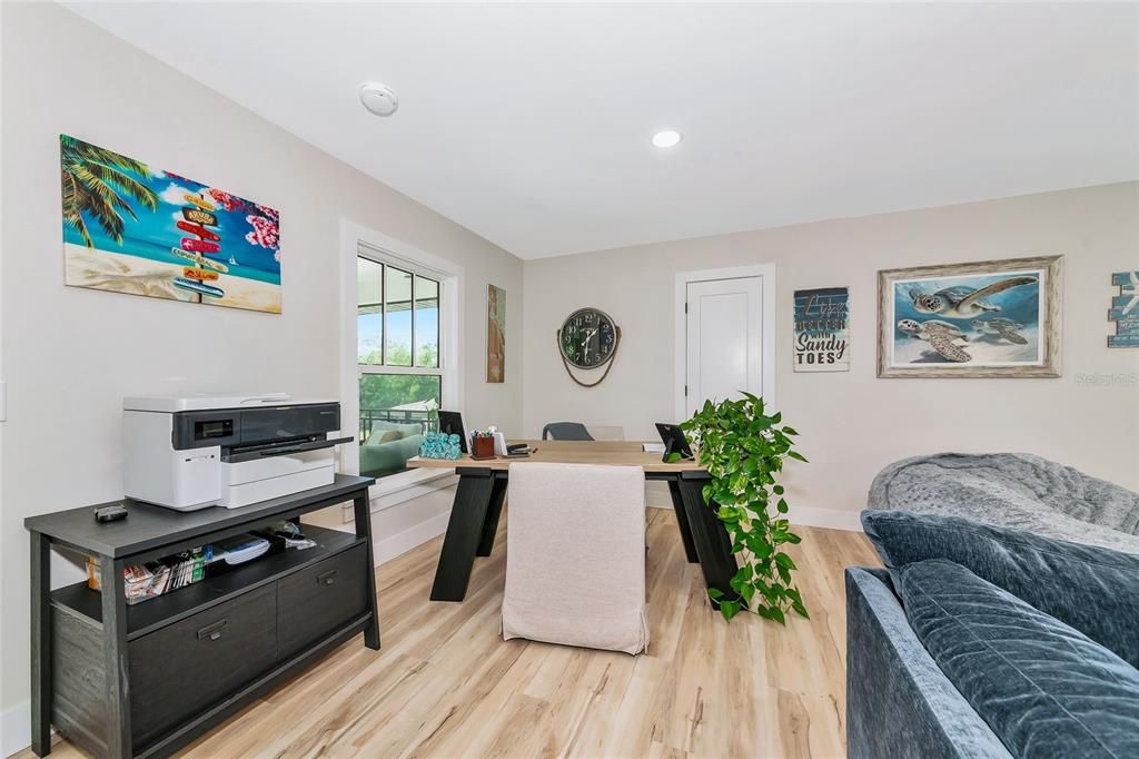 Под контрактом: $1,999,990 (4 спален, 3 ванн, 3800 Квадратных фут)