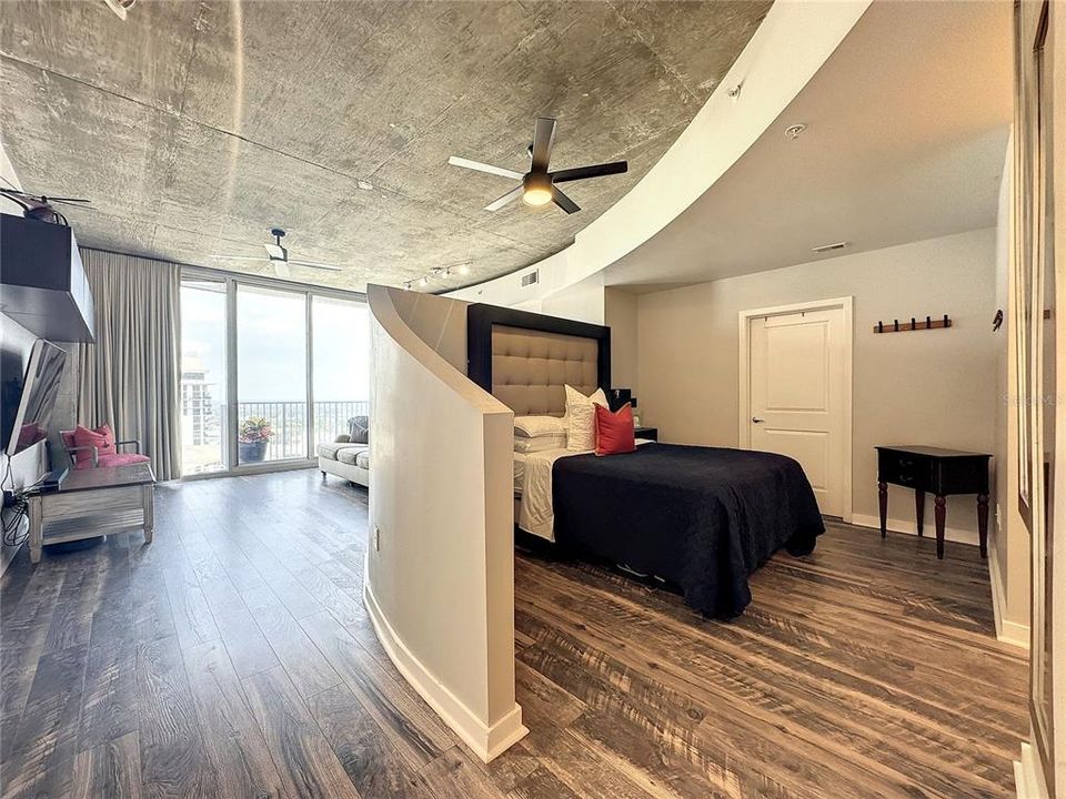 待售: $299,000 (1 贝兹, 1 浴室, 837 平方英尺)