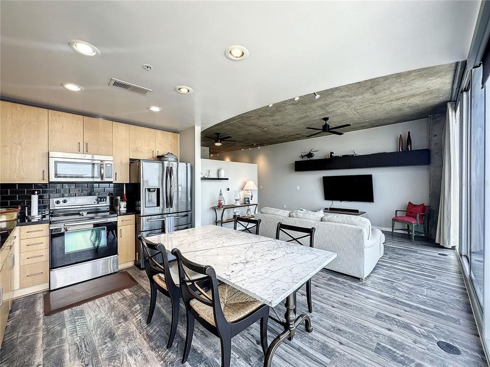 待售: $299,000 (1 贝兹, 1 浴室, 837 平方英尺)