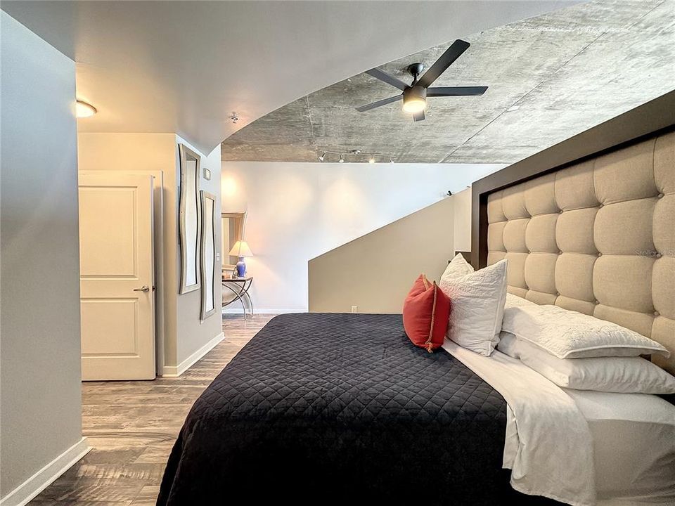 待售: $299,000 (1 贝兹, 1 浴室, 837 平方英尺)