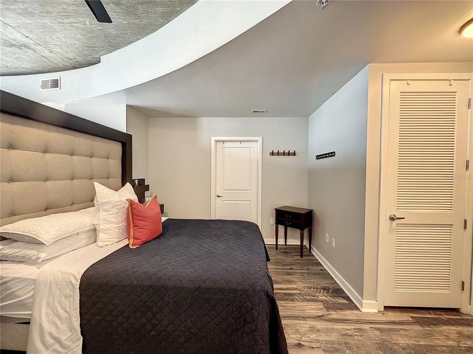 待售: $299,000 (1 贝兹, 1 浴室, 837 平方英尺)