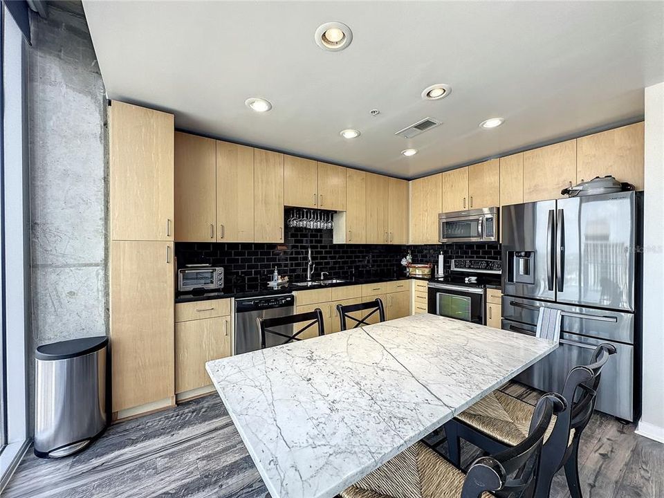 待售: $299,000 (1 贝兹, 1 浴室, 837 平方英尺)