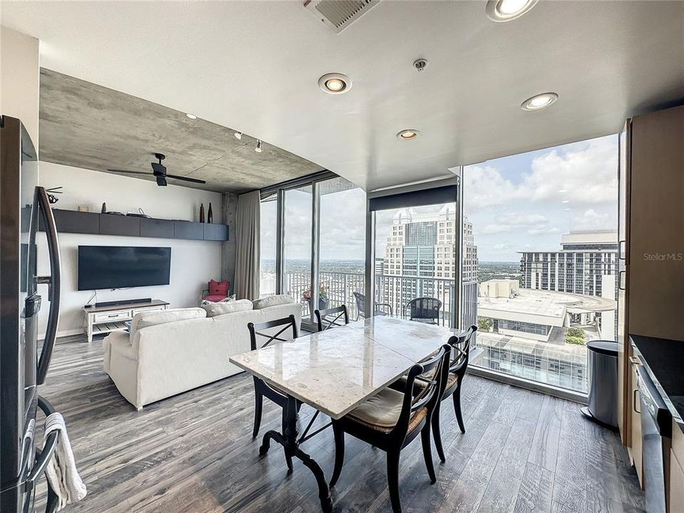 待售: $299,000 (1 贝兹, 1 浴室, 837 平方英尺)