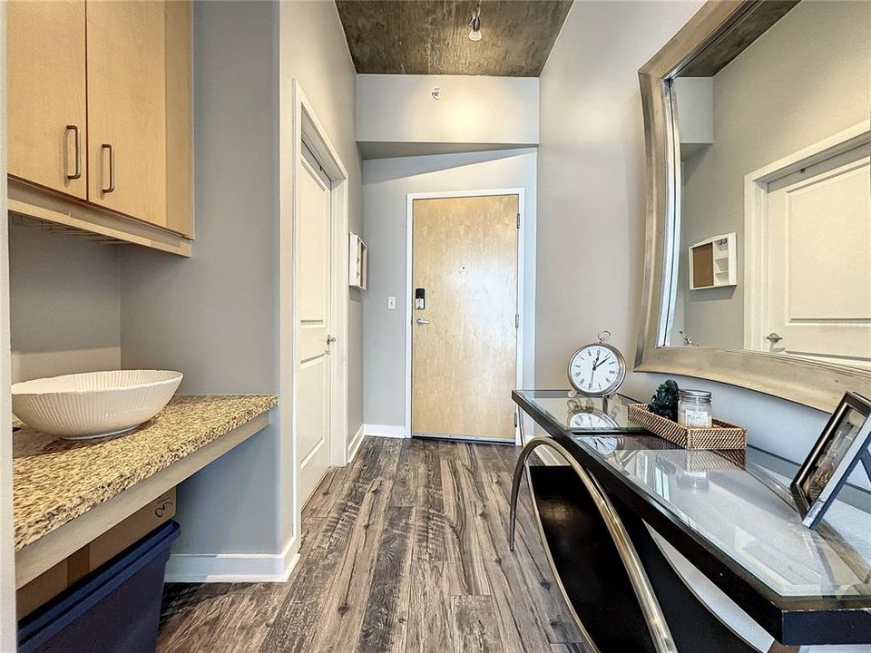 待售: $299,000 (1 贝兹, 1 浴室, 837 平方英尺)