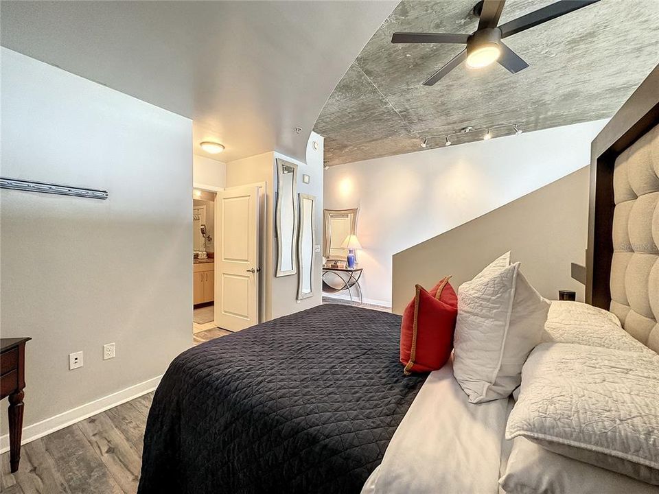 待售: $299,000 (1 贝兹, 1 浴室, 837 平方英尺)