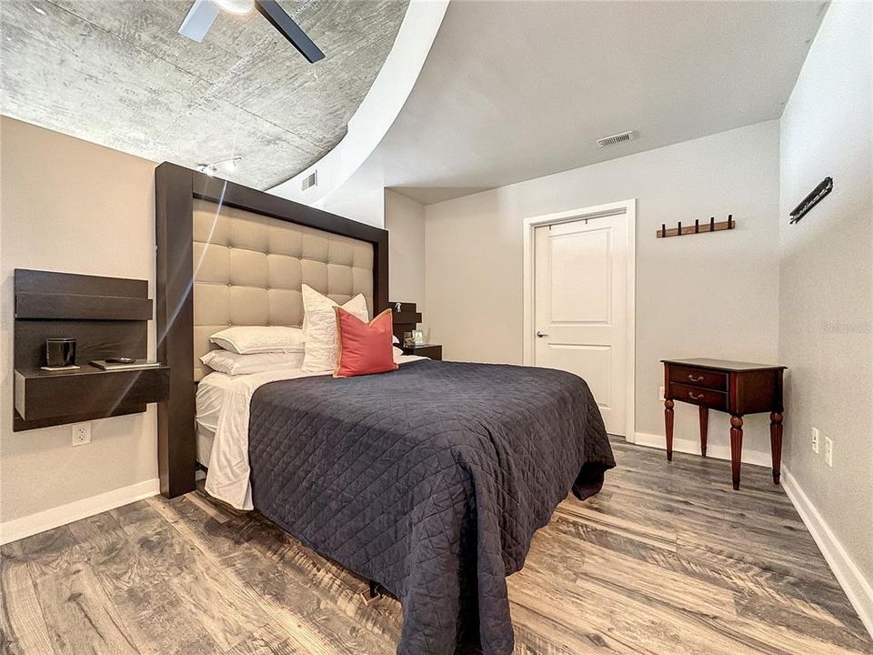 待售: $299,000 (1 贝兹, 1 浴室, 837 平方英尺)