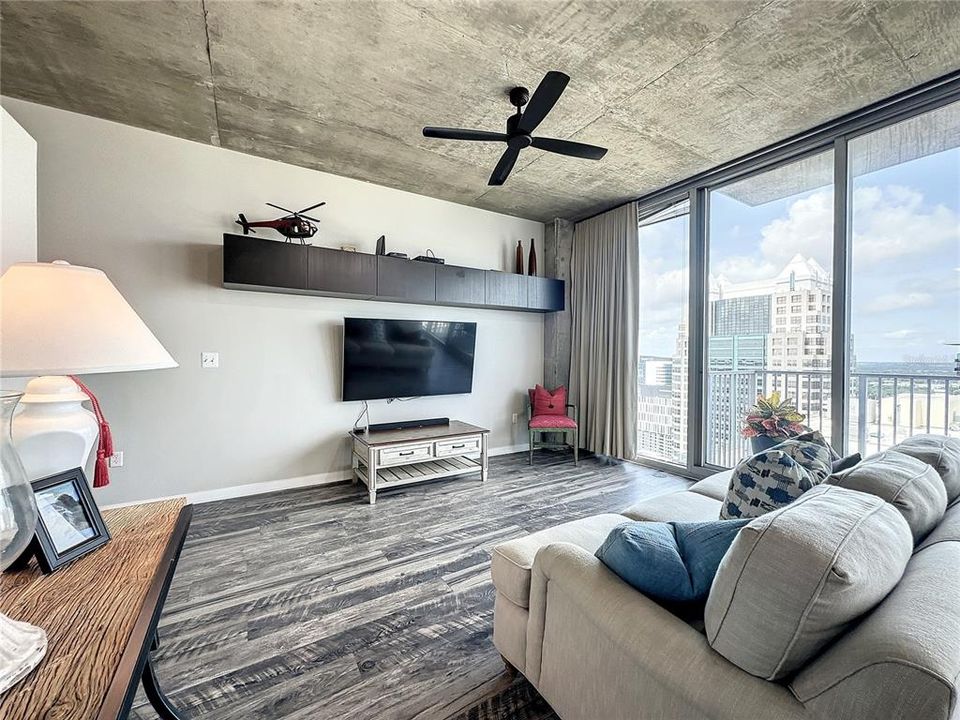 待售: $299,000 (1 贝兹, 1 浴室, 837 平方英尺)