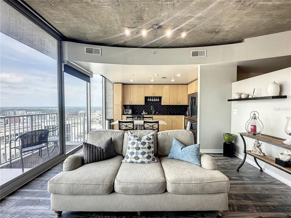 待售: $299,000 (1 贝兹, 1 浴室, 837 平方英尺)