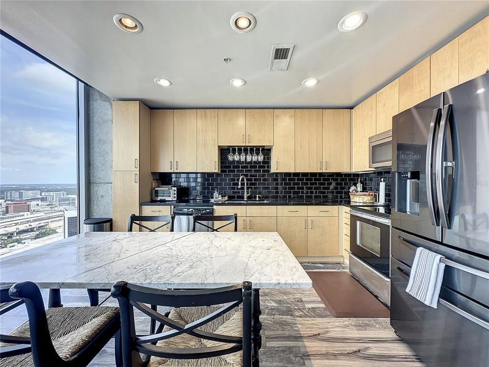 待售: $299,000 (1 贝兹, 1 浴室, 837 平方英尺)