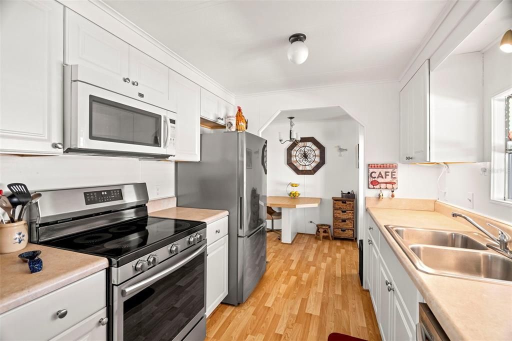 For Sale: $199,900 (2 beds, 2 baths, 1201 Square Feet)