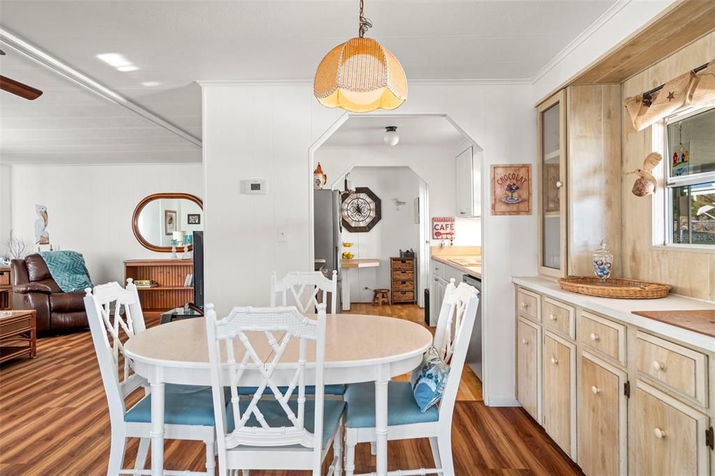 For Sale: $199,900 (2 beds, 2 baths, 1201 Square Feet)