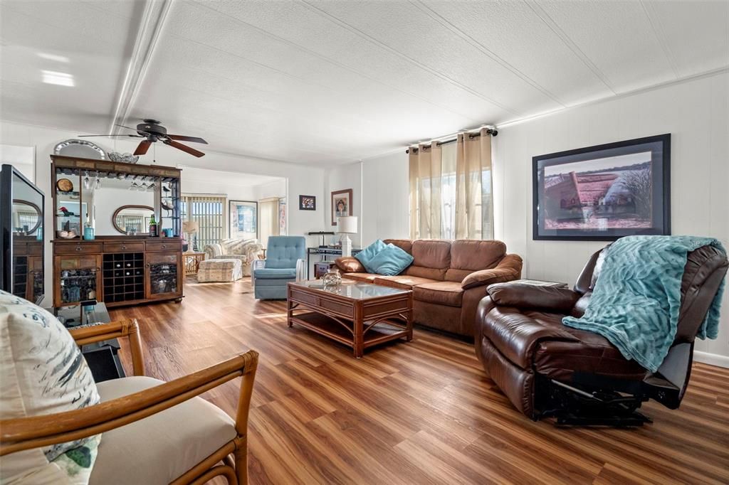 For Sale: $199,900 (2 beds, 2 baths, 1201 Square Feet)