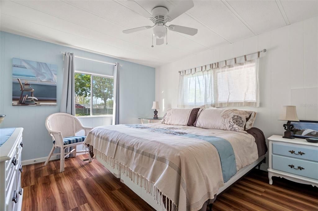 For Sale: $199,900 (2 beds, 2 baths, 1201 Square Feet)