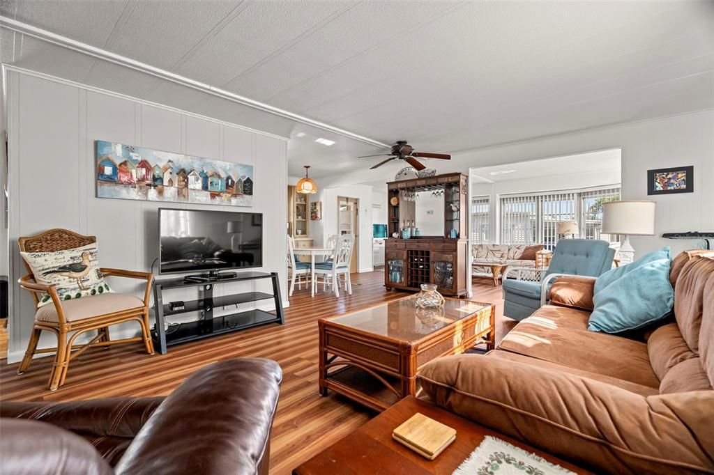 For Sale: $199,900 (2 beds, 2 baths, 1201 Square Feet)