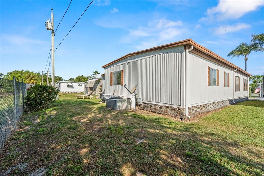 For Sale: $199,900 (2 beds, 2 baths, 1201 Square Feet)