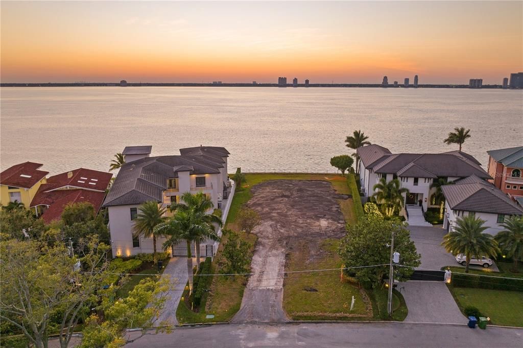 En Venta: $9,200,000 (0.42 acres)