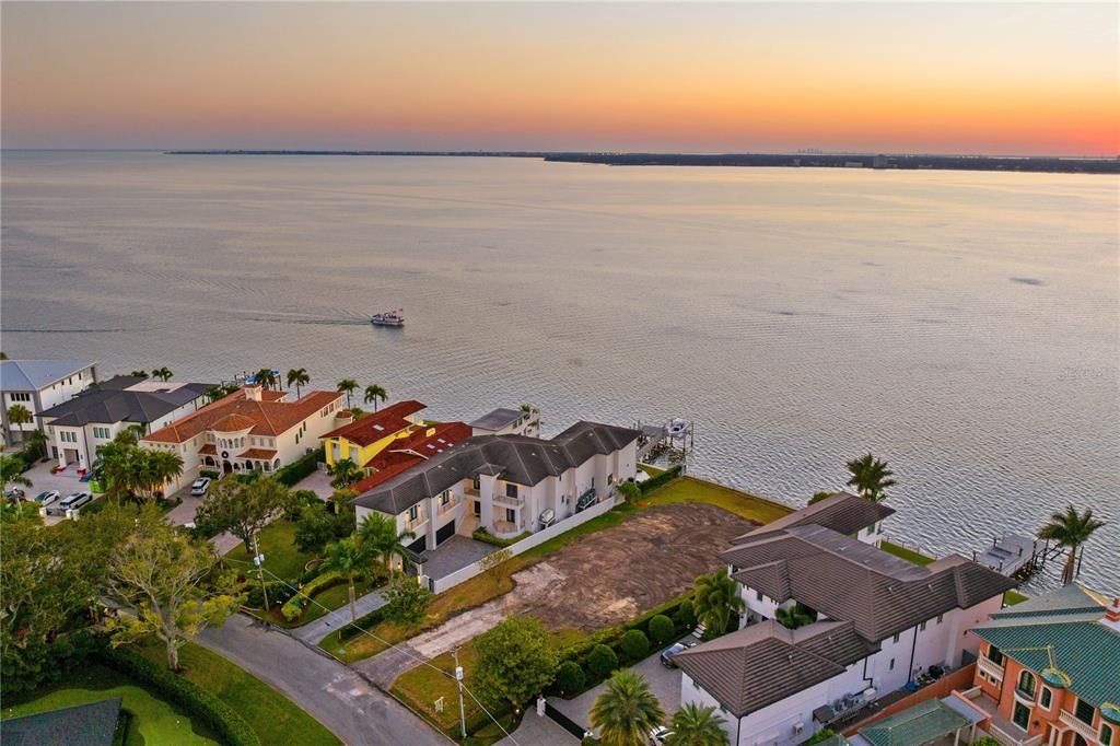 En Venta: $9,200,000 (0.42 acres)