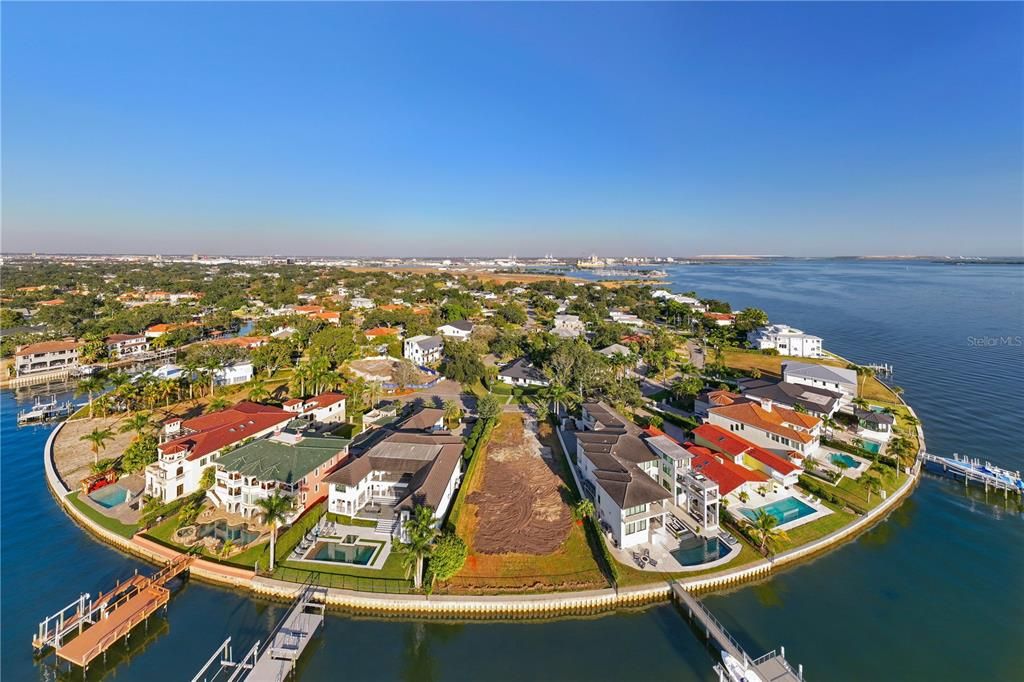 En Venta: $9,200,000 (0.42 acres)