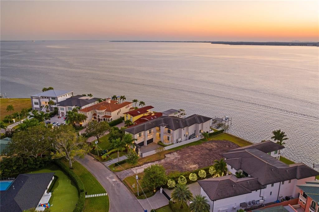 En Venta: $9,200,000 (0.42 acres)