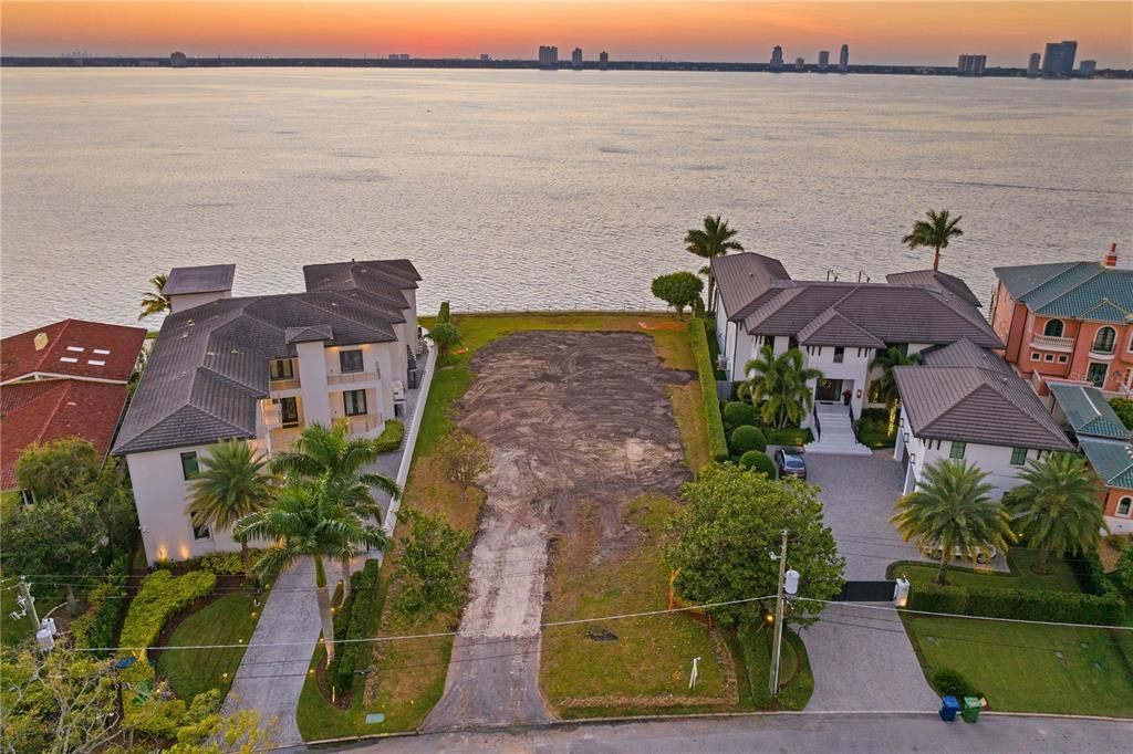 En Venta: $9,200,000 (0.42 acres)