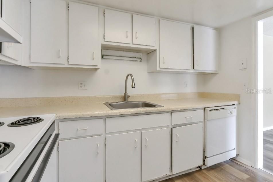 For Sale: $120,000 (1 beds, 1 baths, 759 Square Feet)