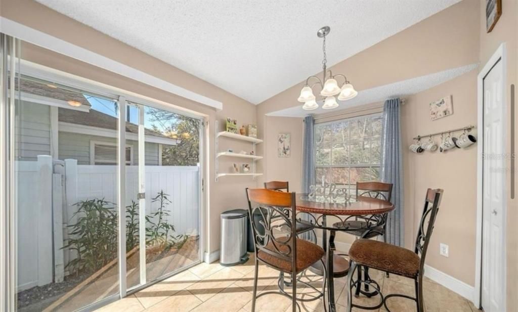 En Venta: $372,000 (3 camas, 2 baños, 1156 Pies cuadrados)