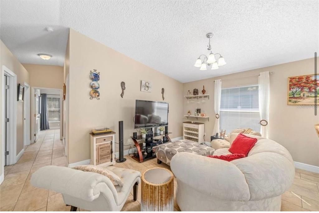 En Venta: $372,000 (3 camas, 2 baños, 1156 Pies cuadrados)