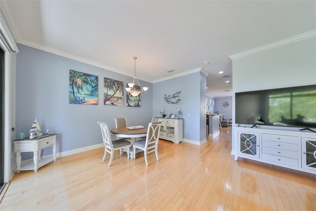 En Venta: $564,900 (3 camas, 3 baños, 2763 Pies cuadrados)