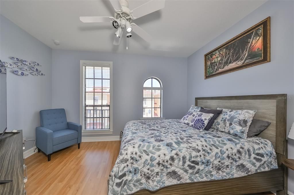 En Venta: $564,900 (3 camas, 3 baños, 2763 Pies cuadrados)