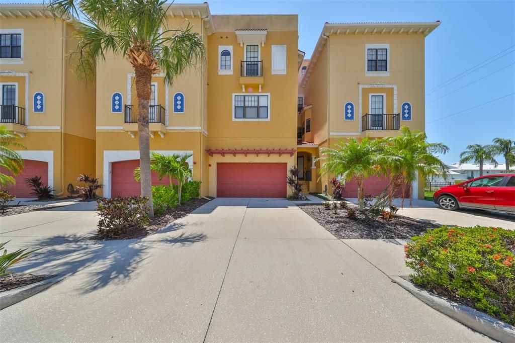 En Venta: $564,900 (3 camas, 3 baños, 2763 Pies cuadrados)