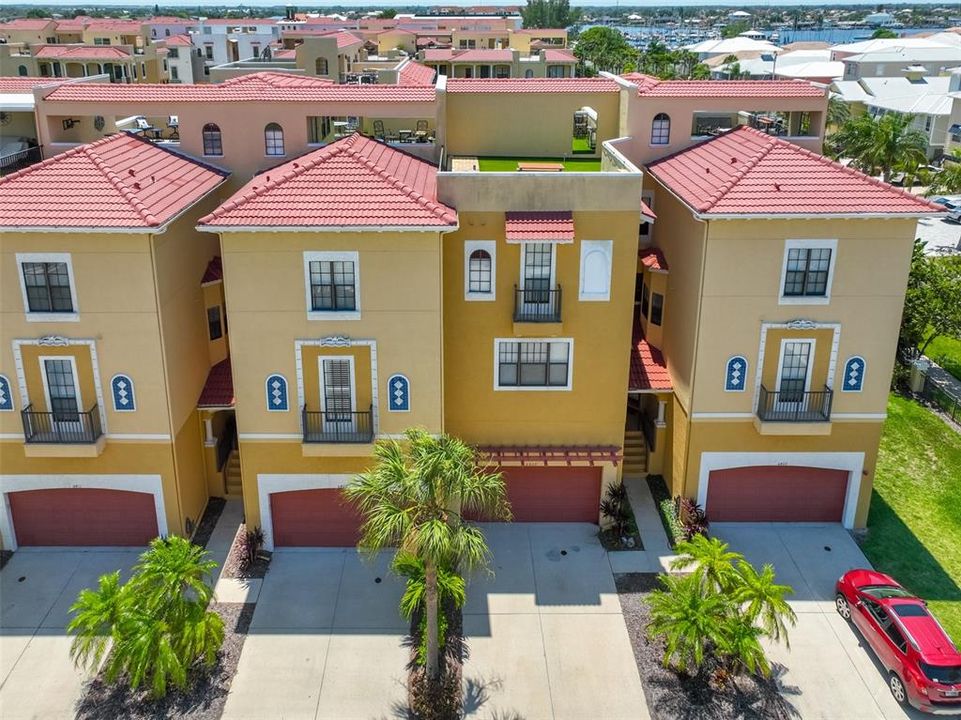 En Venta: $564,900 (3 camas, 3 baños, 2763 Pies cuadrados)