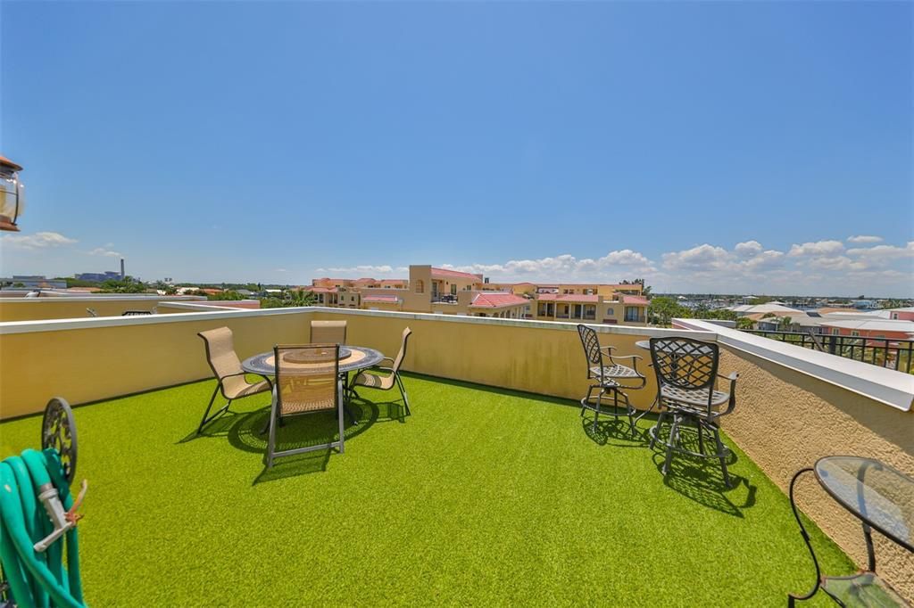 En Venta: $564,900 (3 camas, 3 baños, 2763 Pies cuadrados)