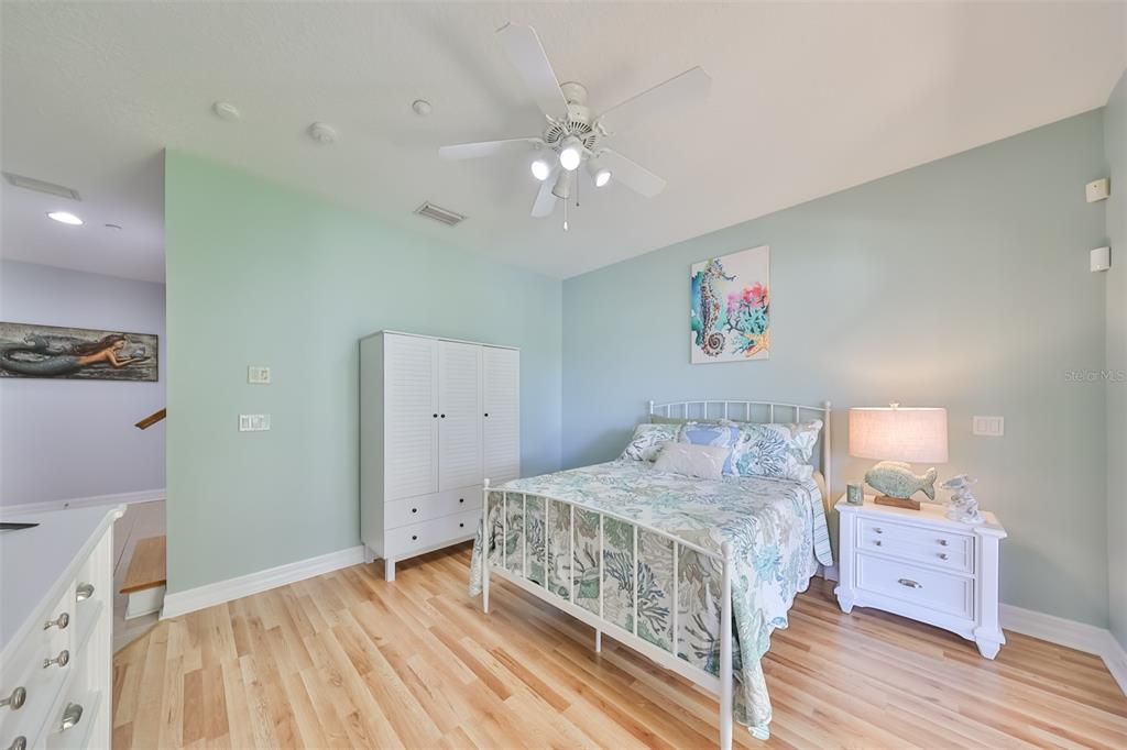 En Venta: $564,900 (3 camas, 3 baños, 2763 Pies cuadrados)