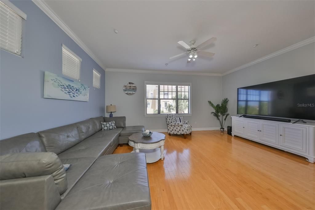 En Venta: $564,900 (3 camas, 3 baños, 2763 Pies cuadrados)